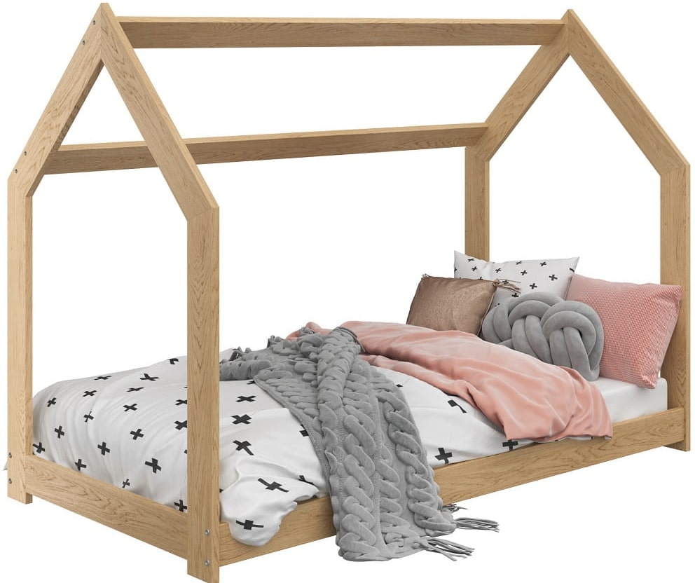 Dečji krevet sa ogradom i šarenom posteljinom.