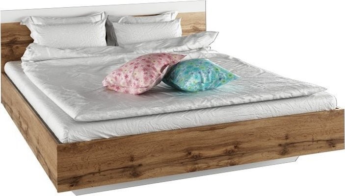 Drveni dupli krevet s ukrasnim jastucima.