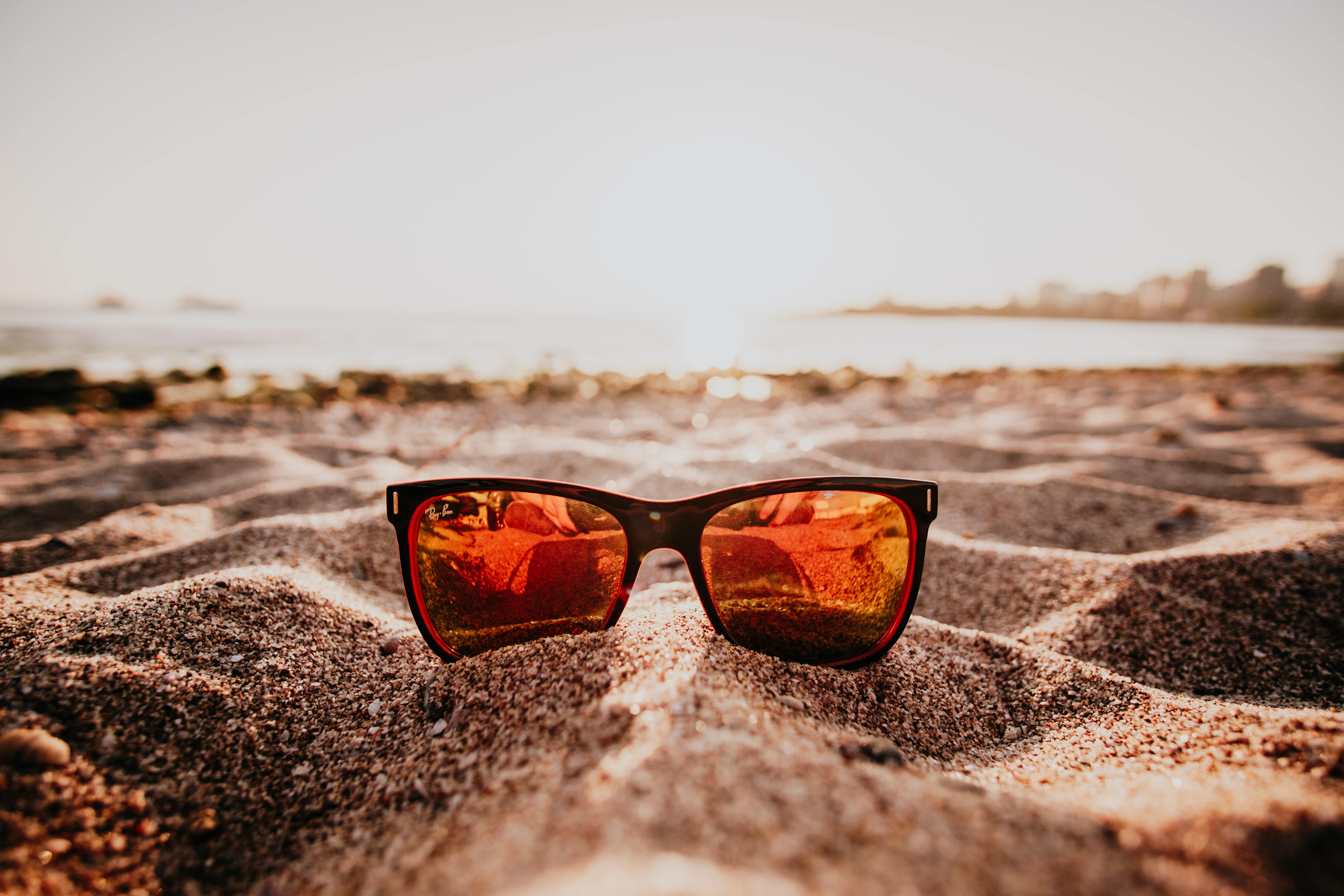 Sončna očala na peščeni plaži.