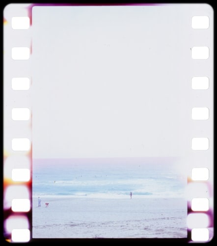 Del filma s sliko obale.