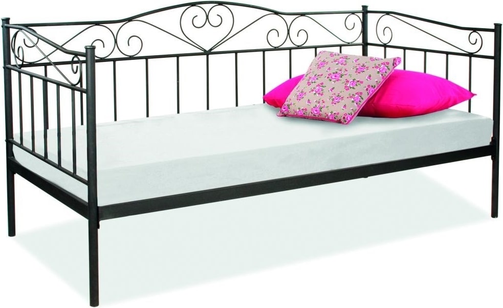 Uzdignuti metalni krevet za jednu osobu s ružičastim dodacima.